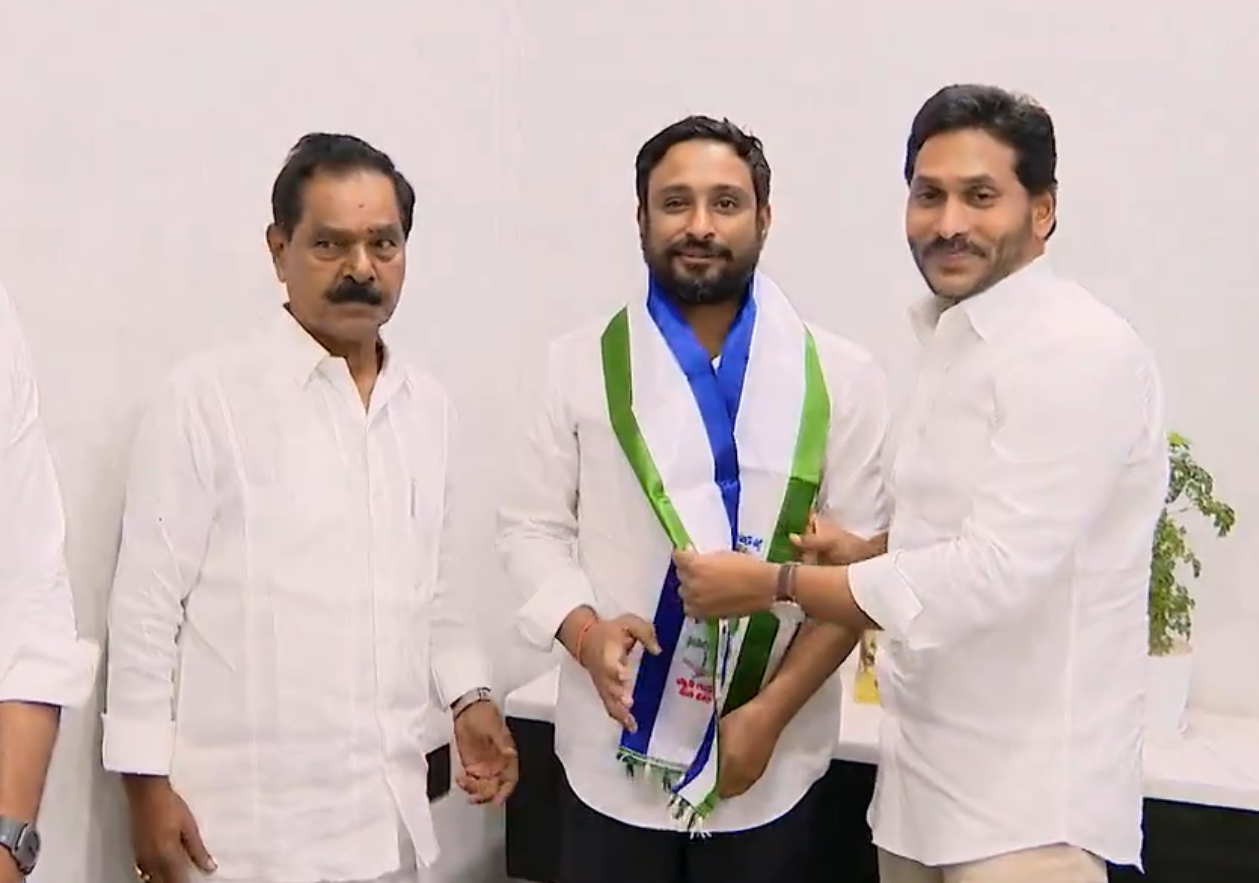 Ambati Rayudu joins YSRCP